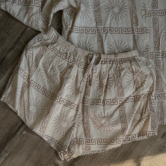 Petal & Pup Penny Cream Gold-tone Sun Geo Patterned Matching Shirt Short Set - Picture 6 of 16